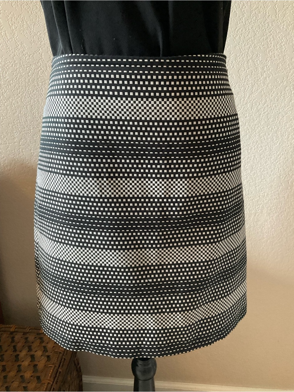 LOFT Black and White Striped Geometric Pencil Skirt Size 6/8
